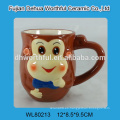 Tetera de cerámica en forma de mono con la taza